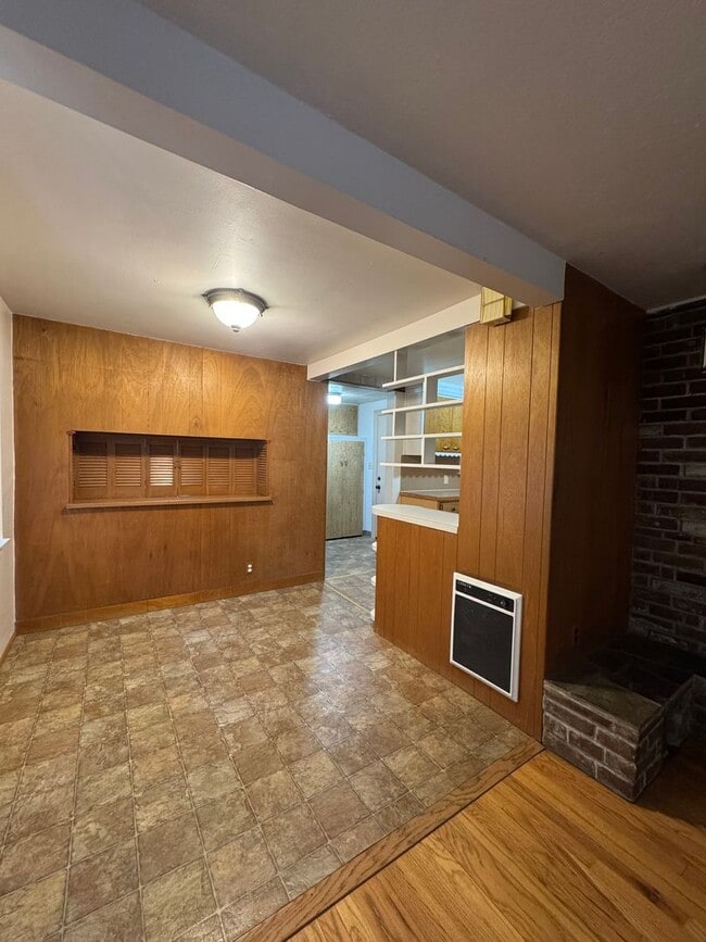 Foto del edificio - Cozy 2-Bed with Spacious Living, Parking, Pets OK!