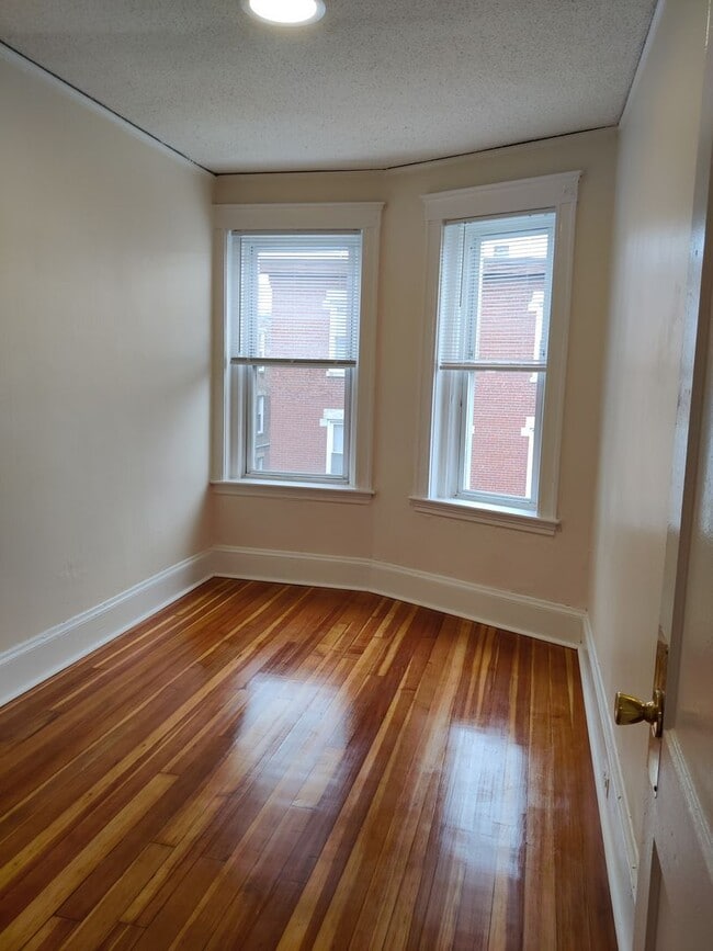 Building Photo - 8 Barrows St