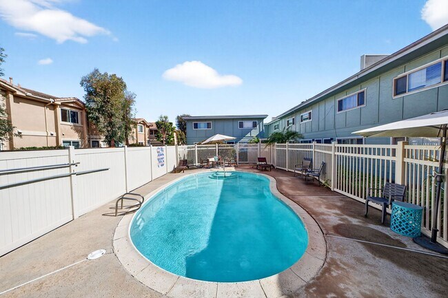 Foto del edificio - Spacious 3 Bedroom 1.5 Bath Townhome with Brand New A/C & Appliances