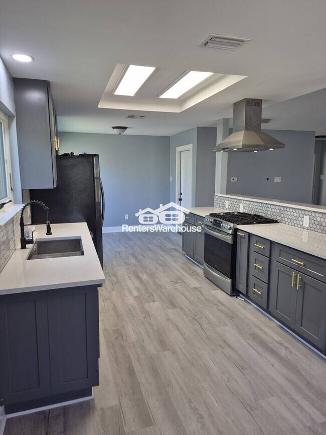 Foto del edificio - 3 bed / 2 baths w/ Modern finishes and large Shop