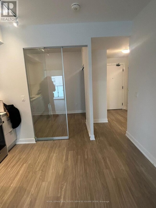 Photo du bâtiment - 430-430 Square One Dr
