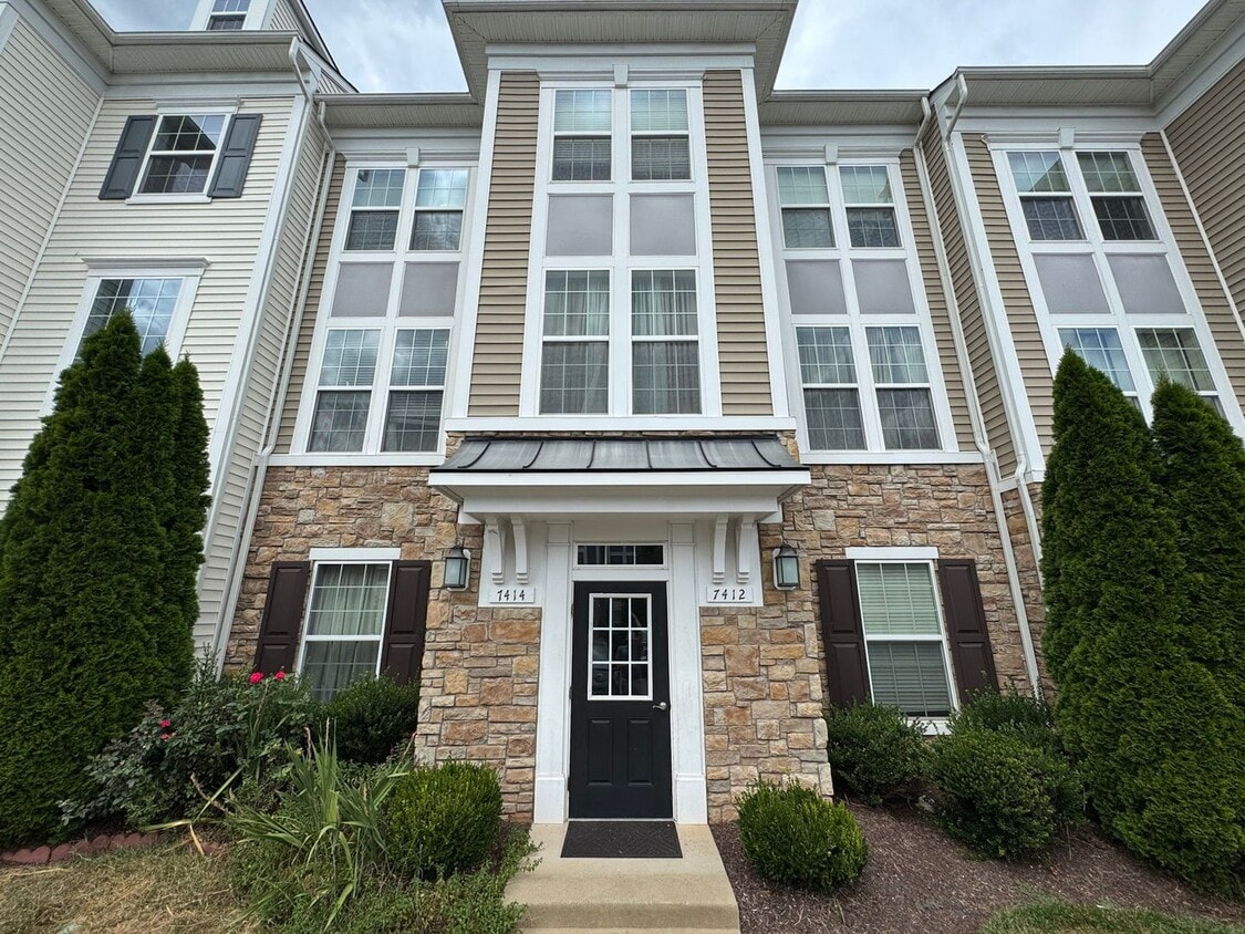 Primary Photo - Stylish 3 Bed 3 Bath Townhome With Patio A...