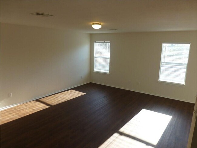 Foto del edificio - Generous Four Bedroom, Three Bath Home wit...