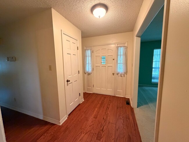 Building Photo - Discover a comfortable 3-bedroom, 2-bath home located on the west side of Russellville, AR.