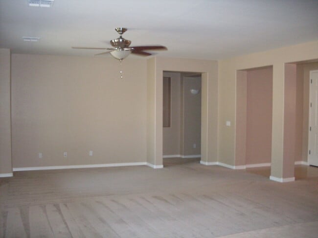 Building Photo - AVAILABLE NOW!!! - Amazing 4 bedroom singl...