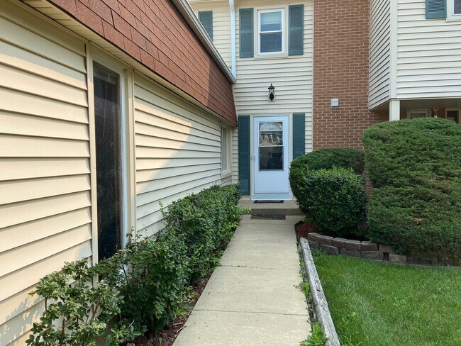 Foto del edificio - 502 Monroe Rd