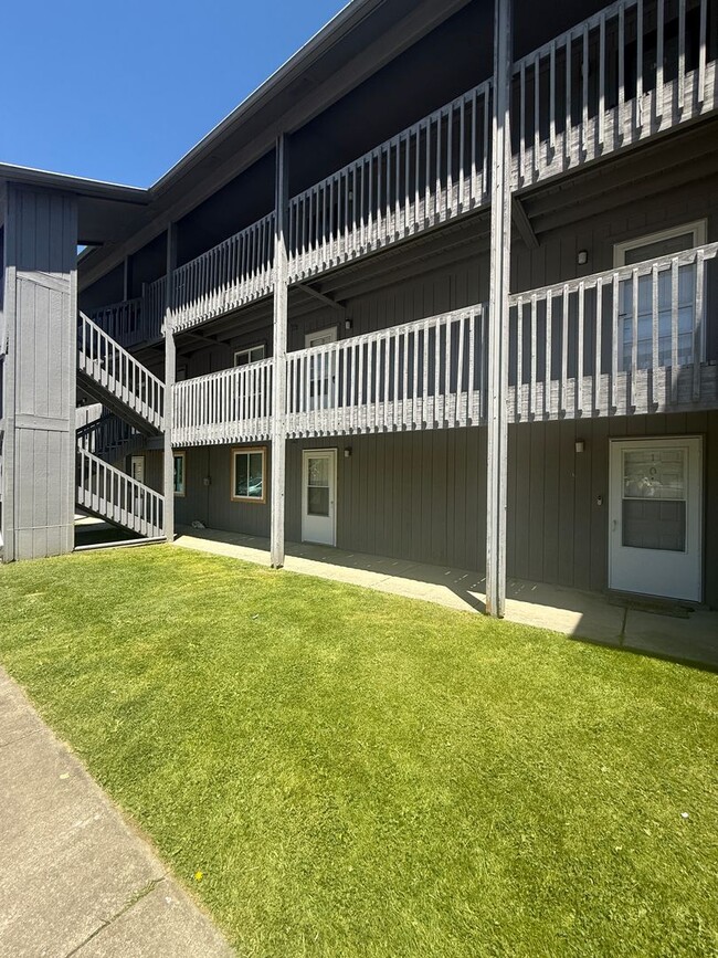Building Photo - 475 Meadowview Dr