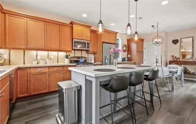 Foto del edificio - Charming 3 bed/2.5 Bath Home with Office