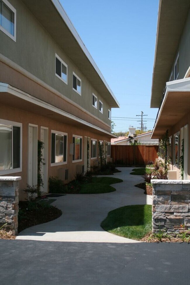 Foto del edificio - Renovated Townhouse in Paramount w/ Parkin...