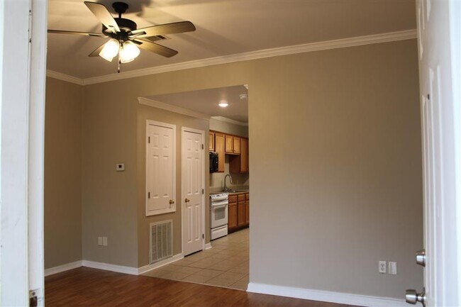 Foto del edificio - 205 N McGuire Ave