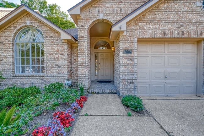 Foto del edificio - 5007 Maple Brook Ln