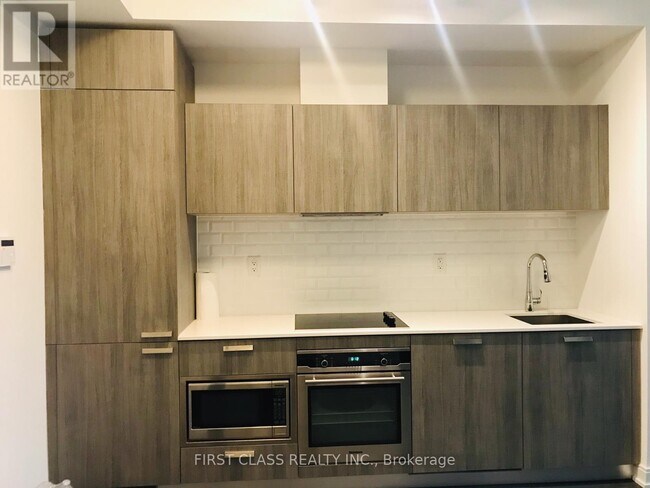 Building Photo - 50 Charles St E