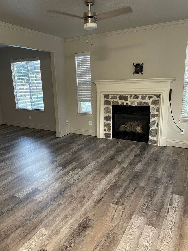 Building Photo - CHARMING HAMLET TOWNHOME - FIRST MONTH FREE!!