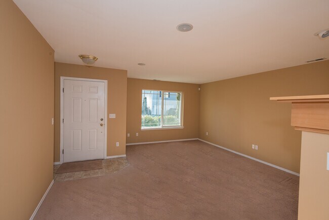 Building Photo - 4 Bedrooms with a Loft Home