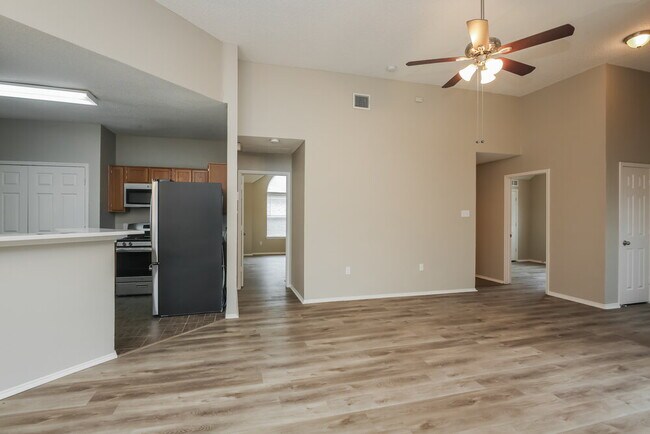 Foto del edificio - 2124 Creek Royal Dr