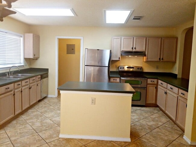 Building Photo - 12019 Vintage Point