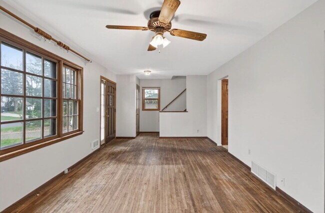 Foto del edificio - Charming 4-Bedroom Blaine Home with Hardwood Elegance & 2 Full Baths - 1,620 Sq Ft of Comfort!