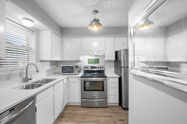 Foto del edificio - Luxury Townhome Living in the Prestigious Gated Community of Indian Creek – Available Now!