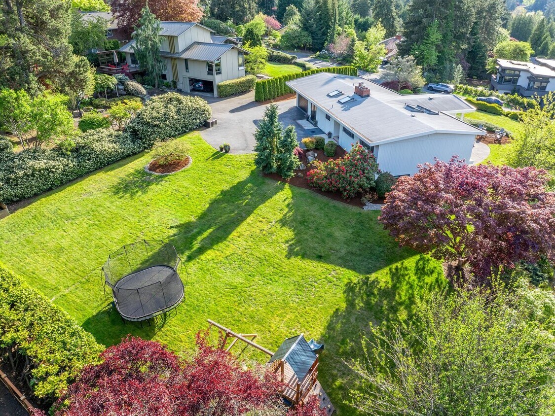 Primary Photo - 6 Bedroom Single Family Home in Desirable ...