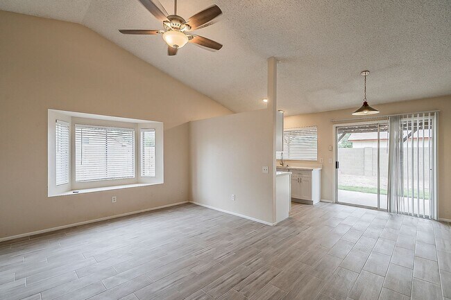 Building Photo - Perfect starter home in Phx with no HOA!