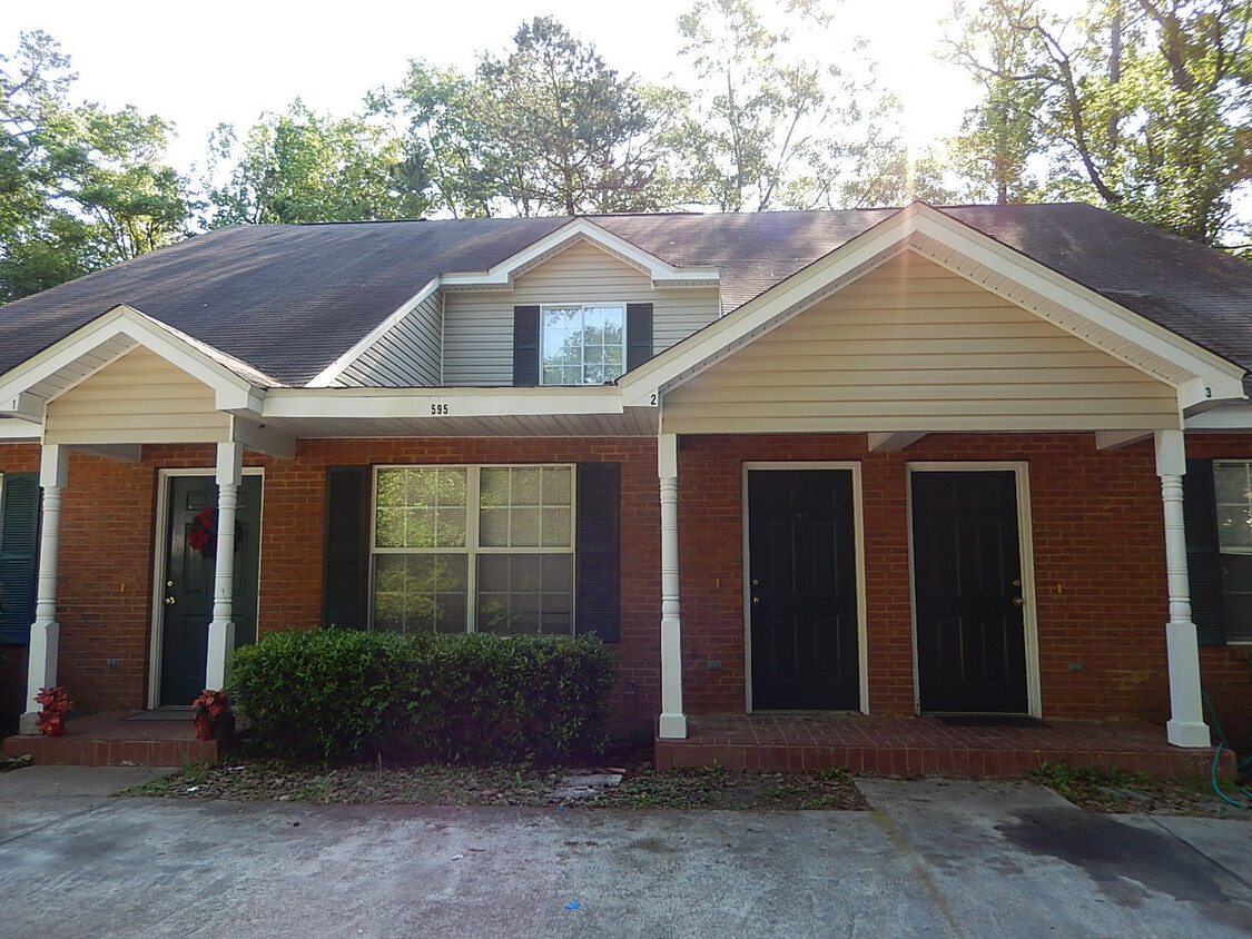 Primary Photo - AWESOME 3/3 in Great Location w/Vaulted Ce...