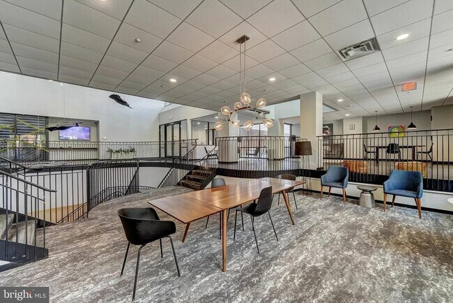 Foto del edificio - 1600 W Girard Ave