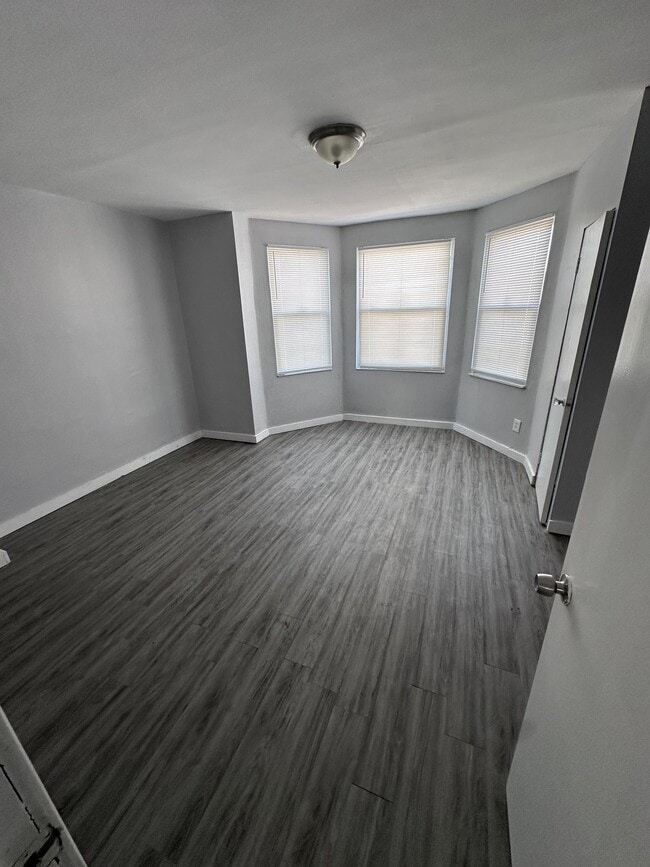 Building Photo - 2647 S 68th St