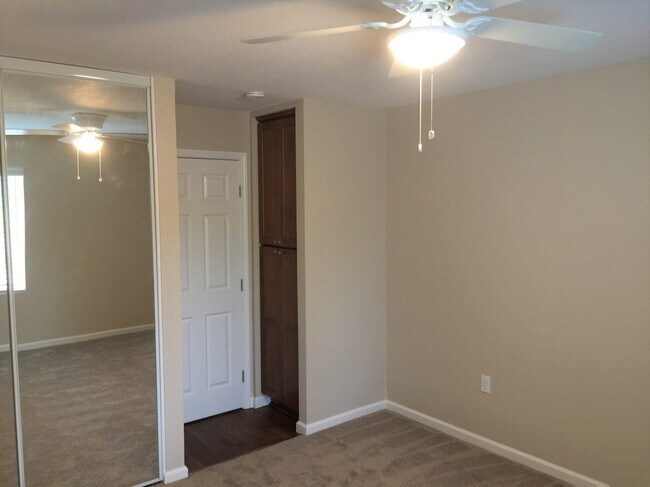 Dormitorio con armario de almacenamiento adicional - 1001 Murrieta Blvd