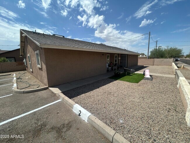 Foto del edificio - 1062 N 27th St