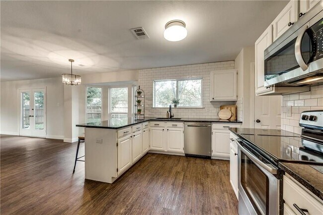 Building Photo - 619 Drexel Dr