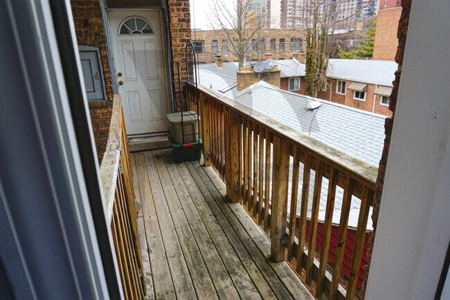 Building Photo - Large Renovated one bedroom in East Lakeview!