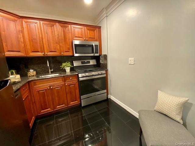 Building Photo - 327 Brook Ave