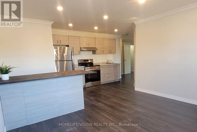 Building Photo - 130 King St E