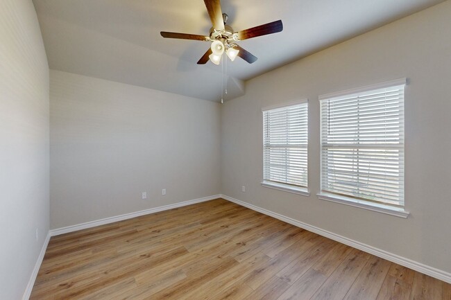 Building Photo - 3 Bedroom 2 bath with Home Office and 2 ca...