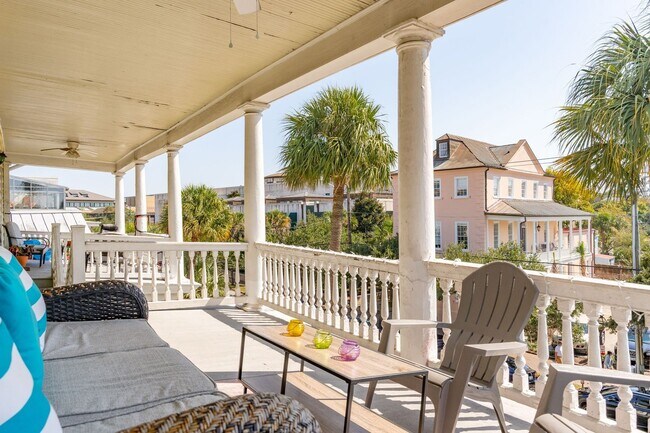 Foto del edificio - Spacious Three Bedroom Apartment on Calhoun Street