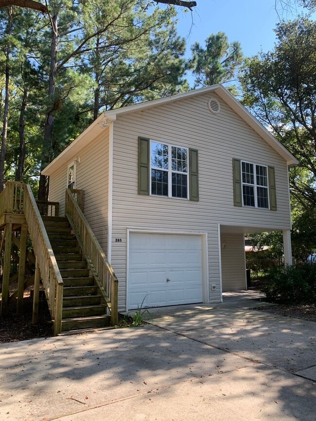 Building Photo - 1 Bedroom, 1 Bathroom House w/Garage Avail...