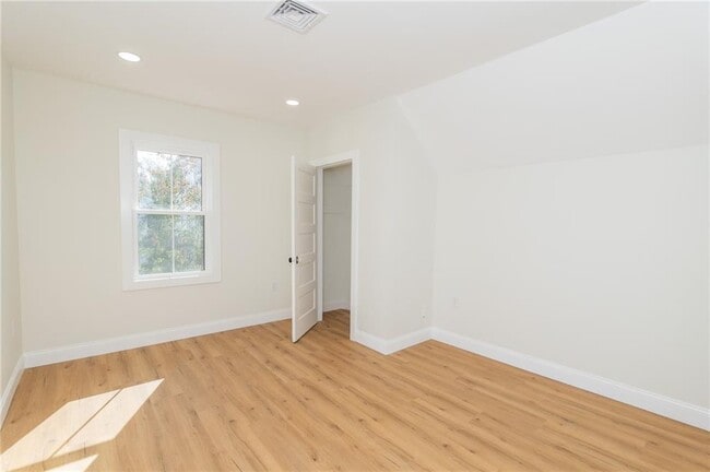 Building Photo - 84 Pembroke Ave