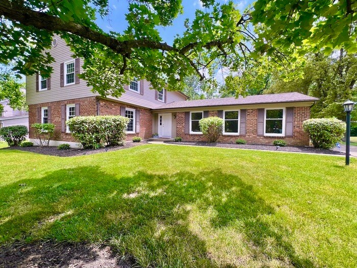 Foto principal - Unique 2 Story with Room for All! Finished...