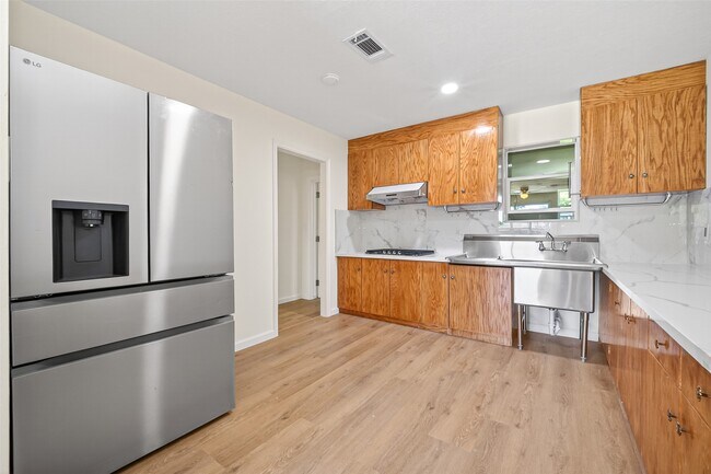 Foto del edificio - 7950 Longridge Dr