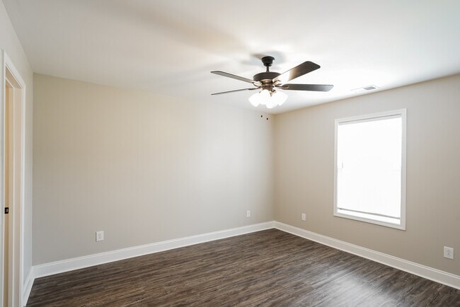 Building Photo - Adorable 3 Bedroom in White House