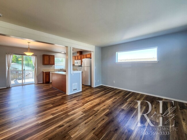 Building Photo - Inviting Poulsbo Home with Open Layout, Fe...