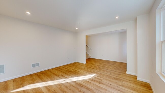 Family/Flex Room - 134 Yorktown Ct