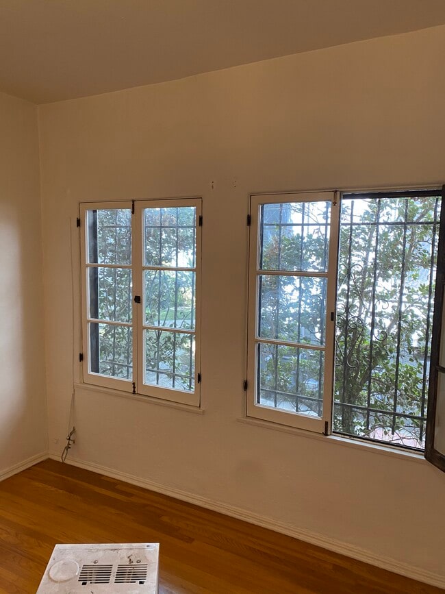 Bedroom - 400 N Sycamore Ave