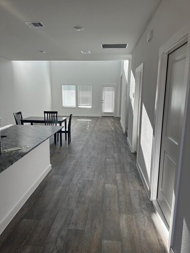 Foto del edificio - 8027 Marchese Dr