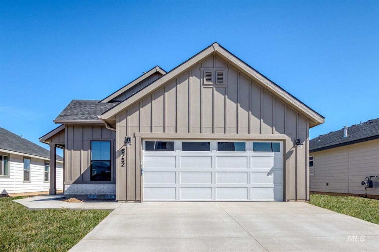 Foto principal - Single-Level Home in Quiet Neighborhood
