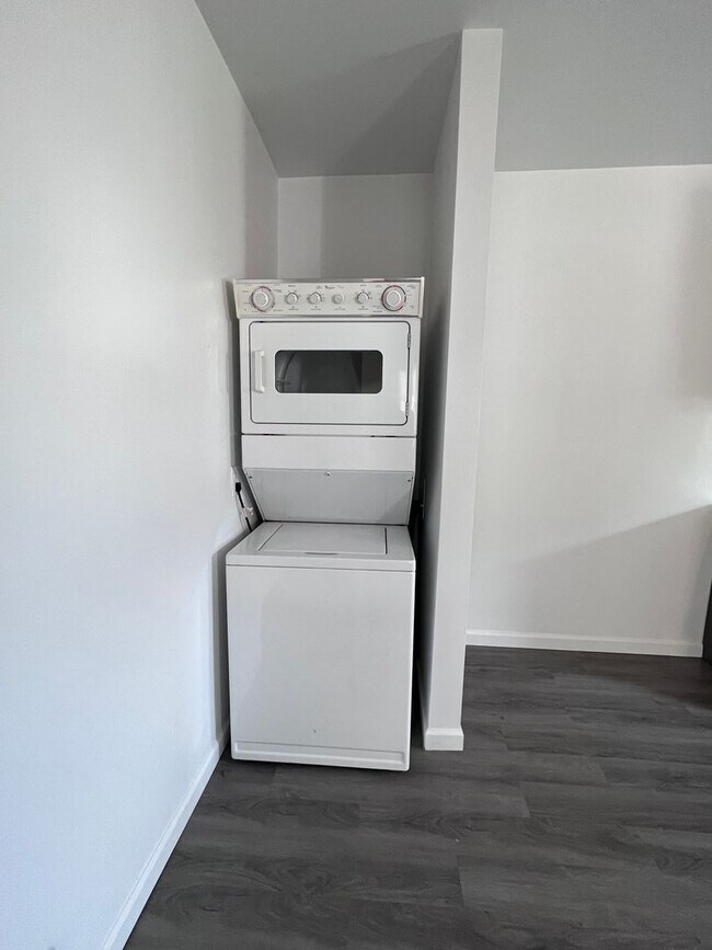 Foto del edificio - Single Family Home - Three Bedroom - Laund...