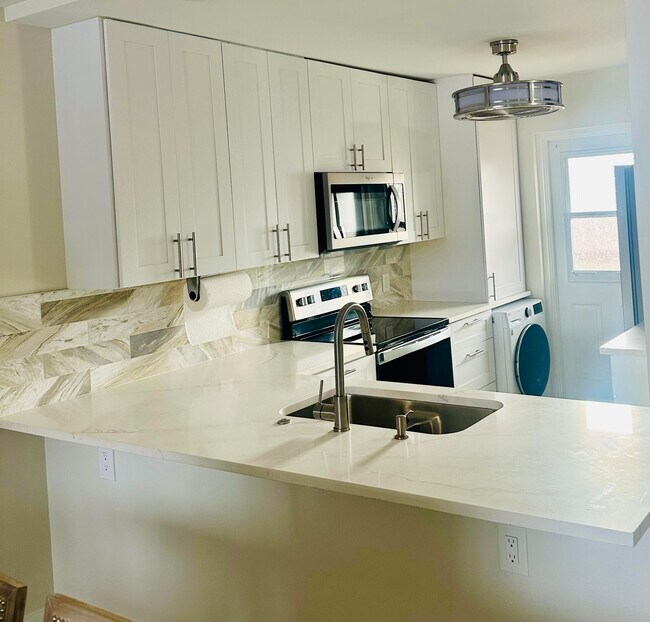 Foto del edificio - 1427 E Hillsboro Blvd