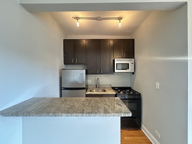 Building Photo - 4640 N Paulina St