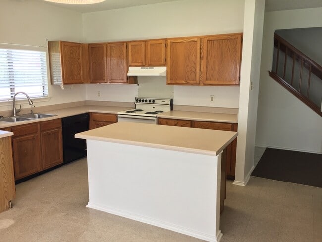 Building Photo - NICE 3 BEDROOM LOCATED ON A LARGE CORNER LOT*COUNTRY KITCHEN WITH ISLAND*LARGE MASTER BR DOWN W/ ...