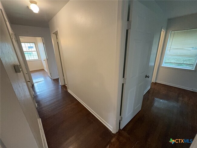 Foto del edificio - 3312 Lake Travis Ave